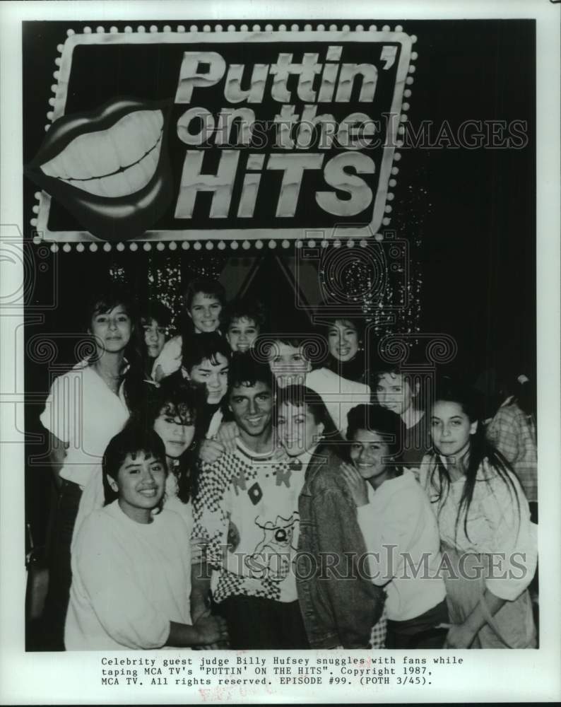 1987 Press Photo Judge Billy Hufsey and Fans on MCA TV&#39;s &quot;Puttin&#39; On The Hits&quot;- Historic Images