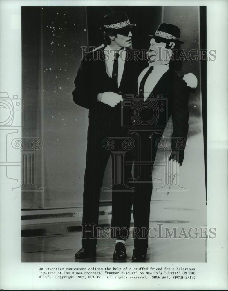 1985 Press Photo Performer and Dummy on MCA TV's "Puttin' On The Hits"- Historic Images