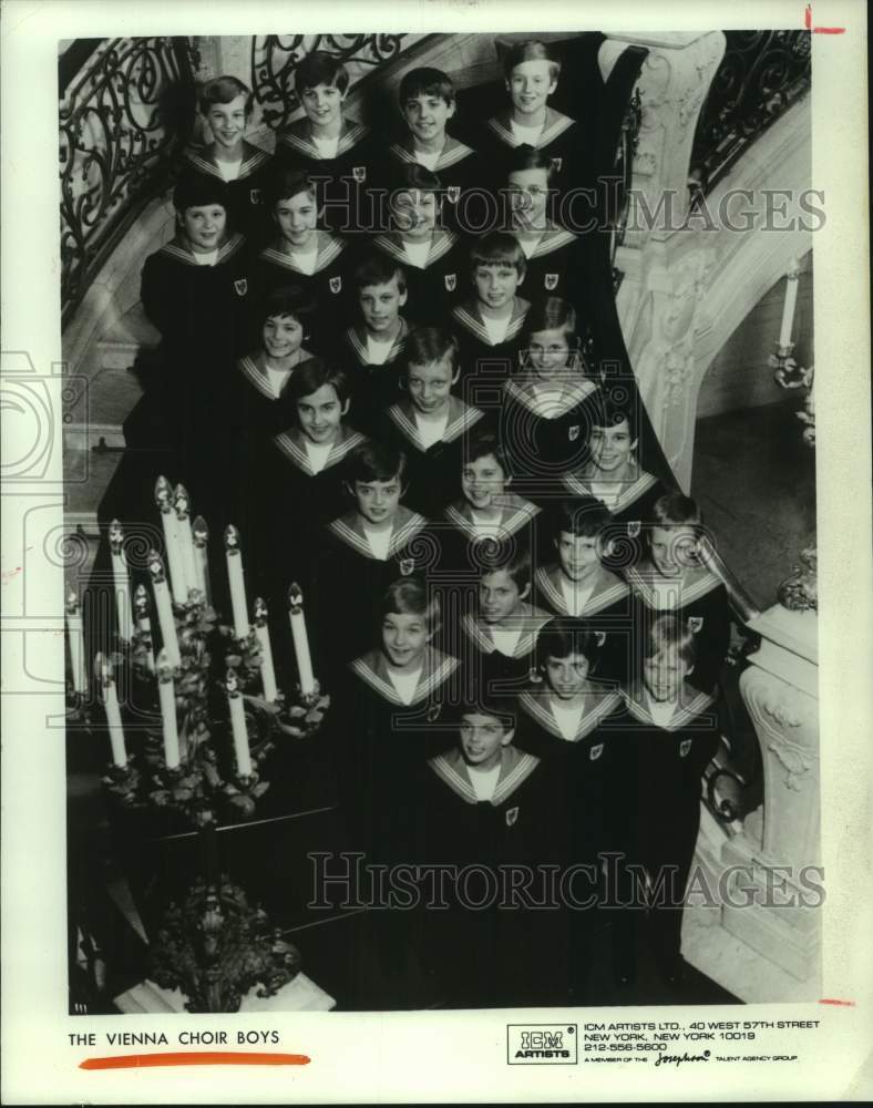 1987 Press Photo The Vienna Bous Choir in formation on stair case - hca66357- Historic Images