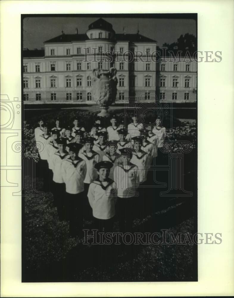 1989 Press Photo The Vienna Boys Choir in formation - hca66358- Historic Images