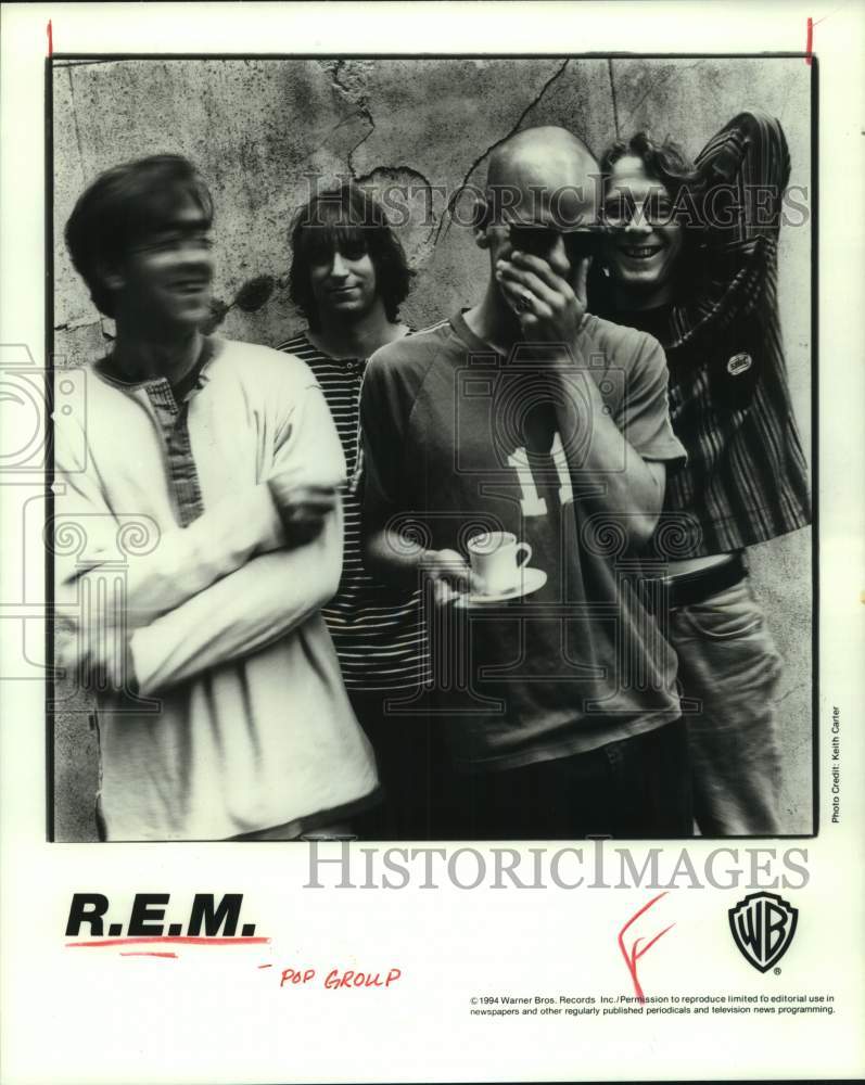 1995 Press Photo Members of R.E.M. rock band share a laugh - hca66472- Historic Images