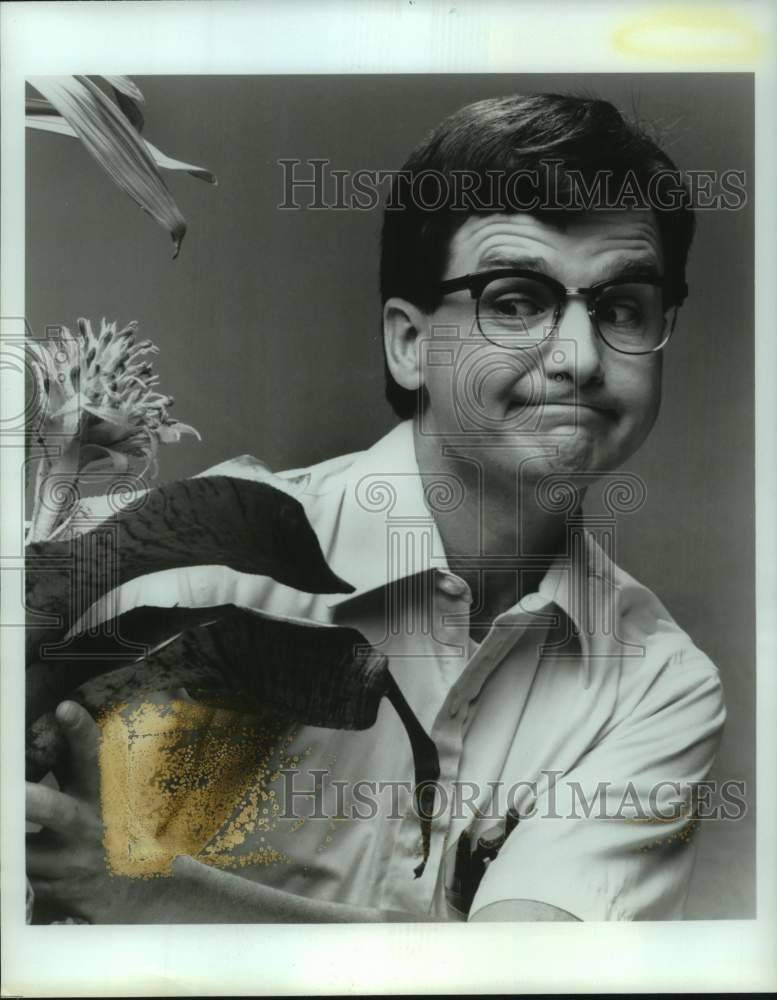 1990 Press Photo Reg Brand in &quot;Little Shop of Horrors&quot; at Stages in Houston- Historic Images