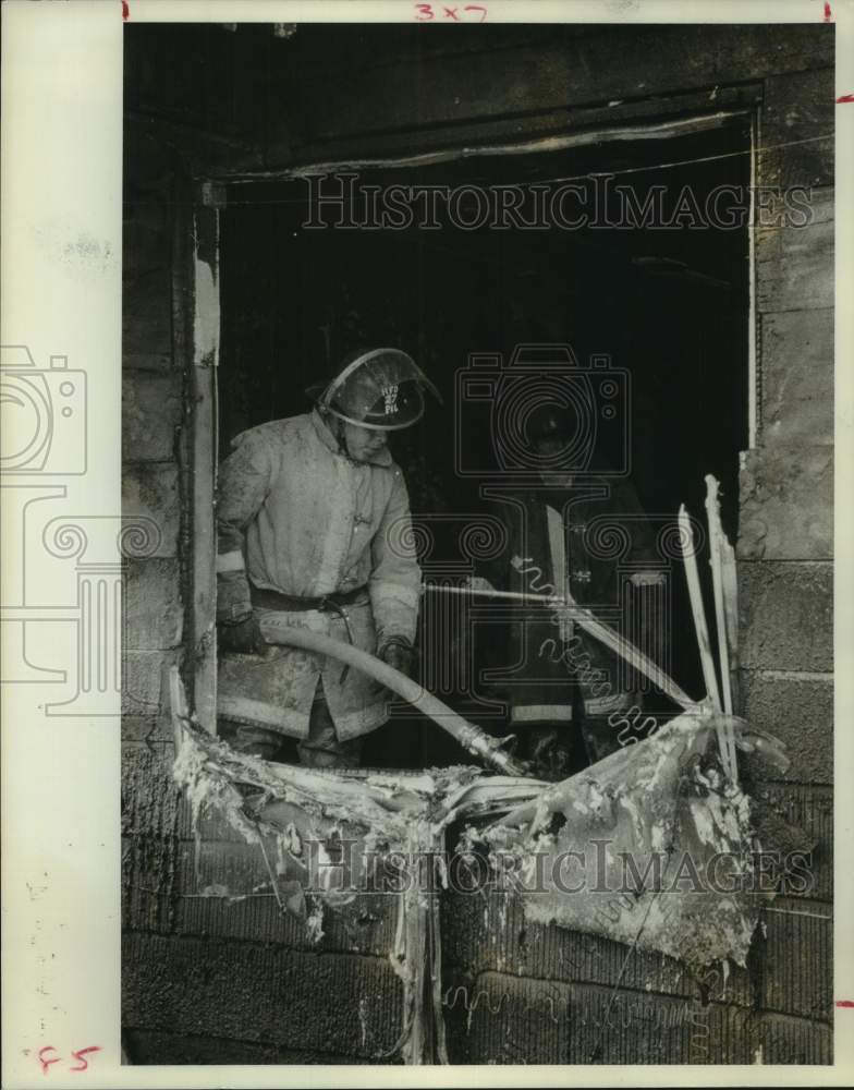 1973 Press Photo Houston firemen clear debris; fire kills two children in duplex