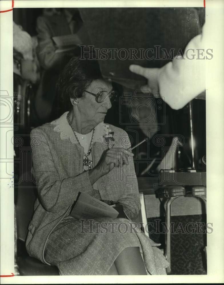 1986 Press Photo Jennir Roberts Perform in Bell Choir in Nursing Home Houston- Historic Images