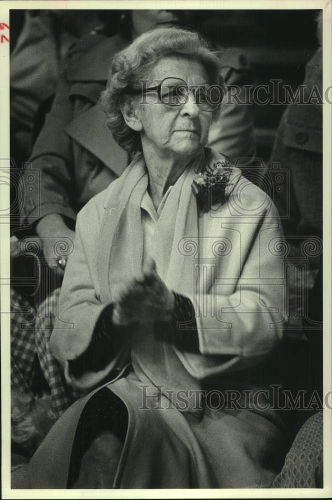 1979 Press Photo Velma Morris Claps to Music at Delmar Stadium Fieldhouse- Historic Images