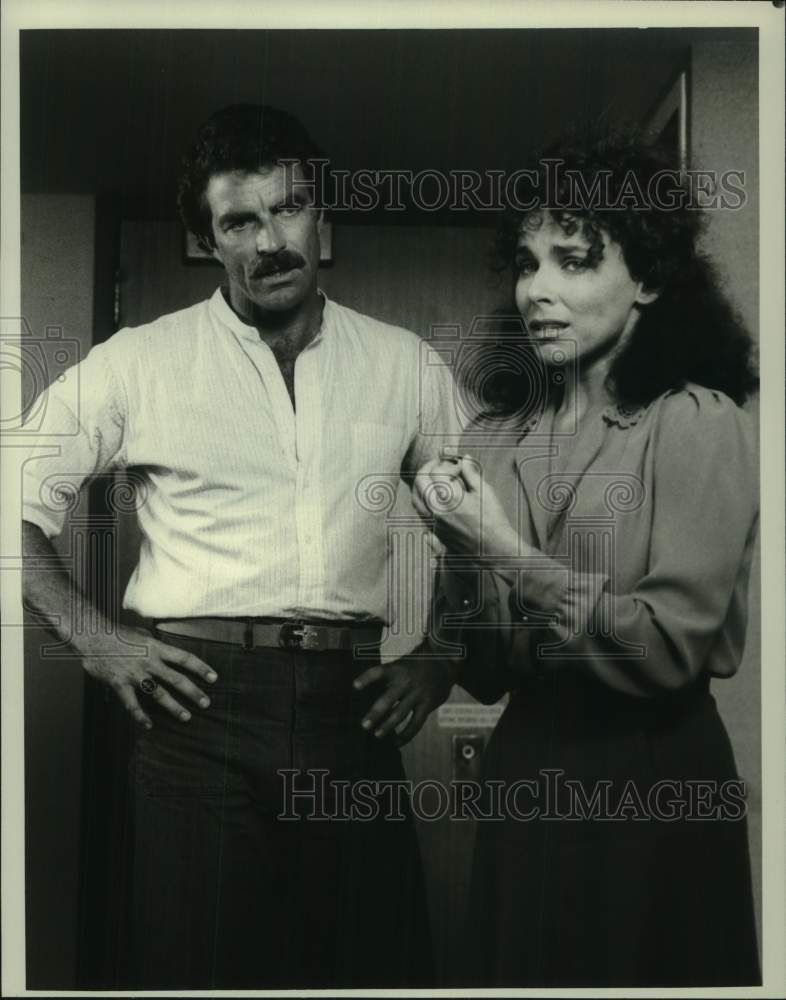 1981 Press Photo Tom Selleck, Susan Heldfond in scene from Magnum, P.I.- Historic Images