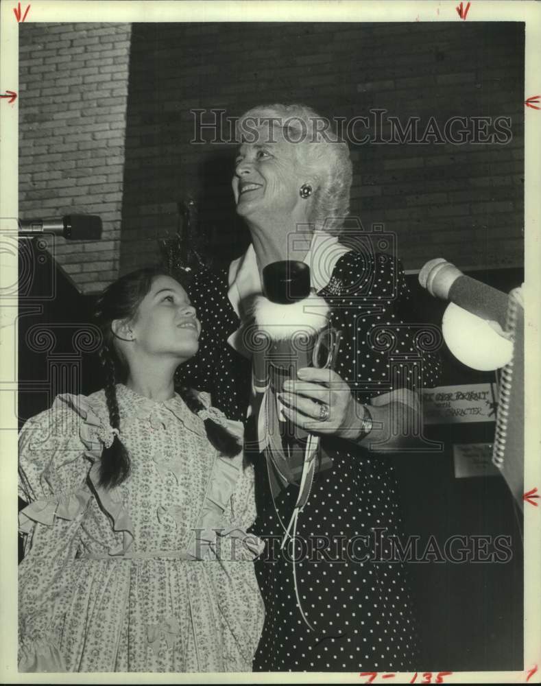 1981 Press Photo Barbara Bush, Shannon Sefick - Houston Ballet Nutcracker Market- Historic Images