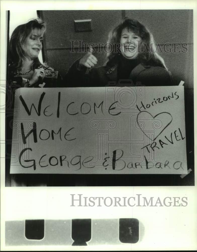 1993 Press Photo Jana Parsley, Rhonda Lauman welcome George & Barbara Bush - TX- Historic Images
