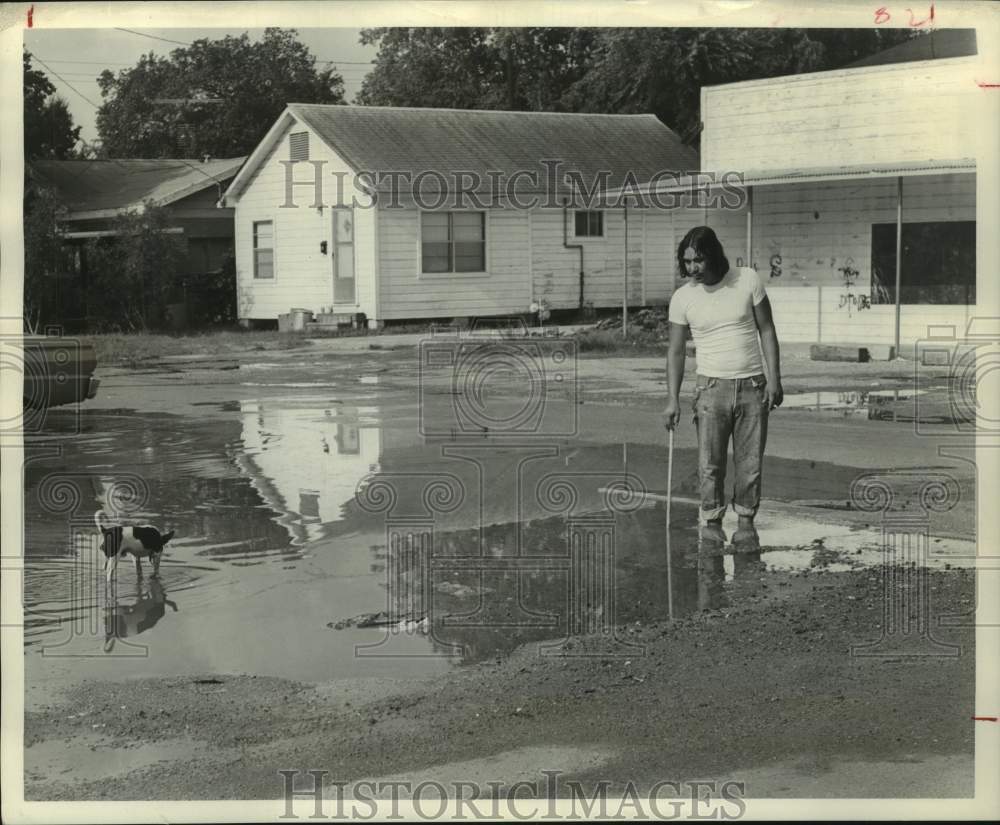 1972 Press Photo Joe Flores views flooded road by Bryant's Washateria, Houston