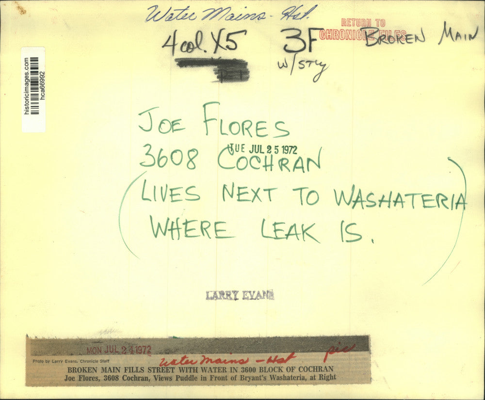 1972 Press Photo Joe Flores views flooded road by Bryant's Washateria, Houston