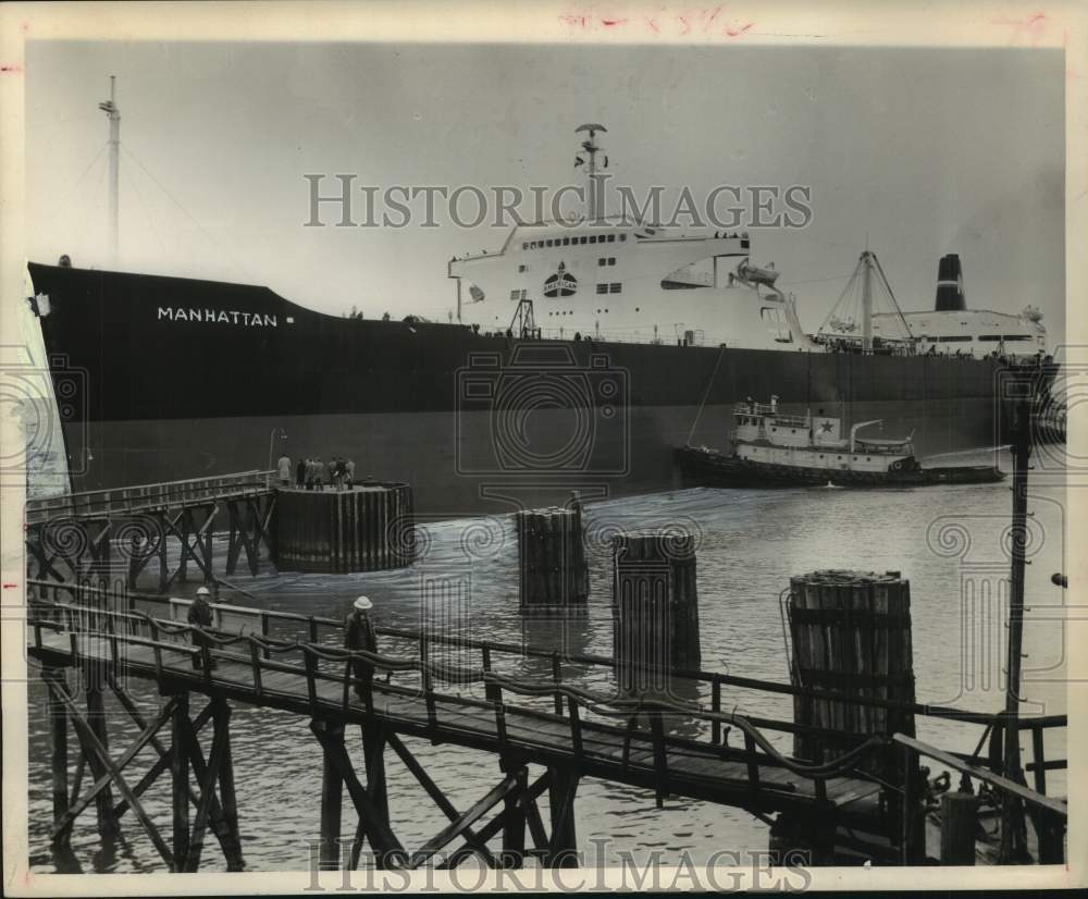 1962 Press Photo Supertanker Ss Manhattan Being Loaded in Texas City Docks