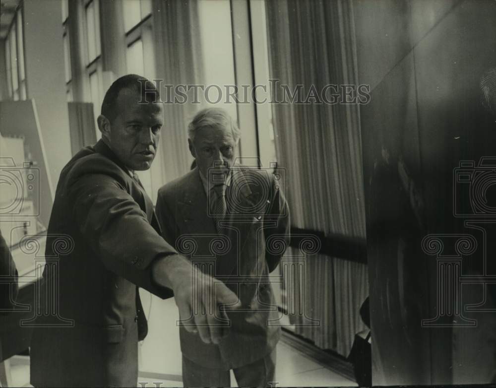 1965 Press Photo Duke of Windsor Shown Sights at NASA in Houston, Texas- Historic Images