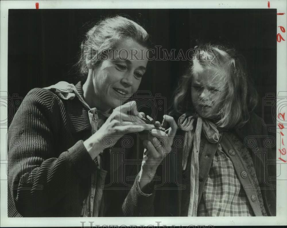 1984 Press Photo Jane Fonda and Nkki Creswell in &quot;The Dollmaker&quot; on ABC- Historic Images