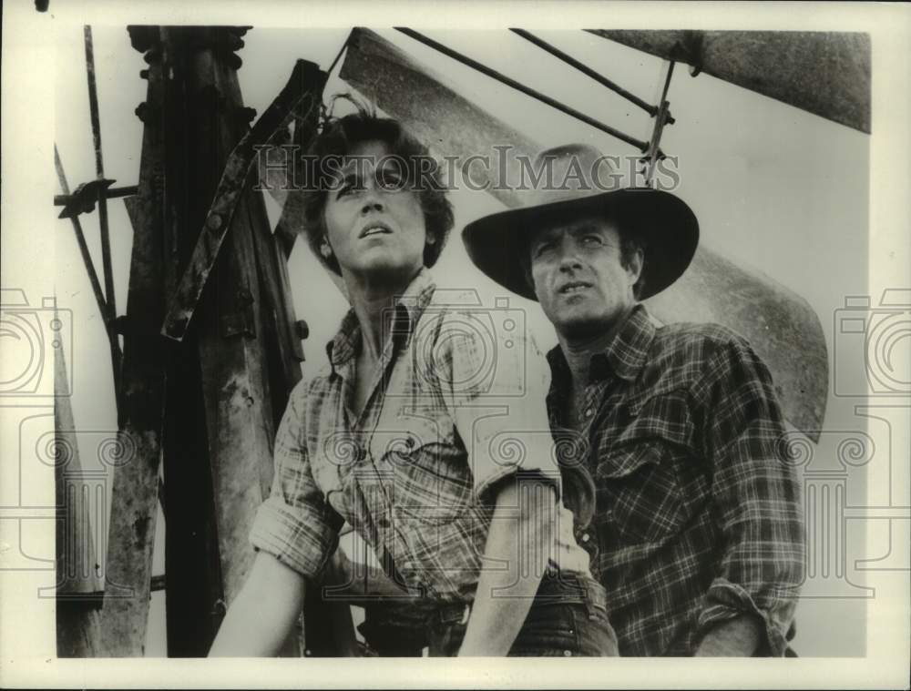 1982 Press Photo Jane Fonda and James Caan Star in &quot;Comes a Horseman&quot; on CBS- Historic Images