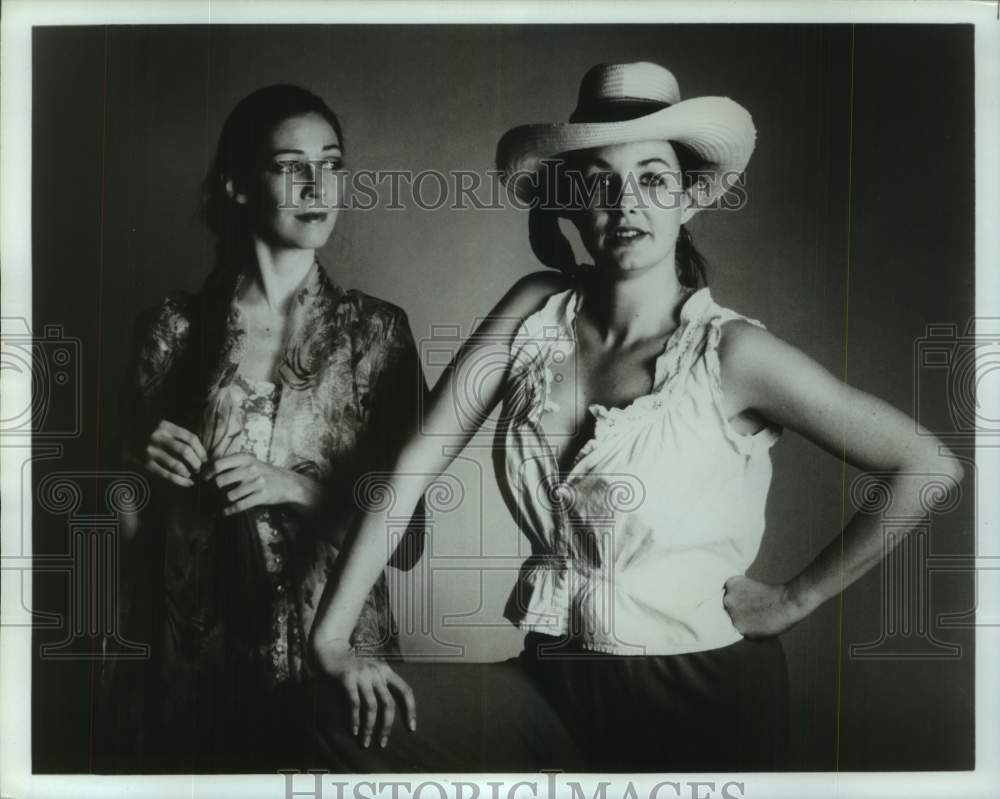 1990 Press Photo Vicki Luman &amp; Tere Myers in &quot;Night of the Iguana&quot; in Houston- Historic Images