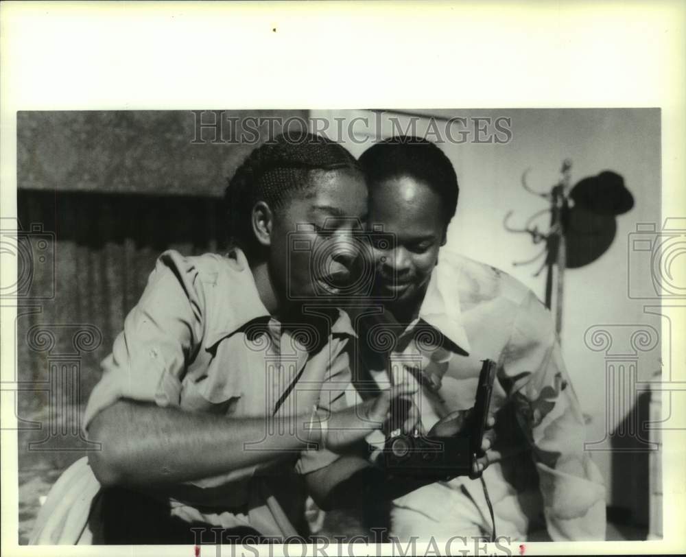 1988 Press Photo J.L. Kamalidiin &amp; Richard Reed in &quot;Two Can Play&quot; in Houston- Historic Images