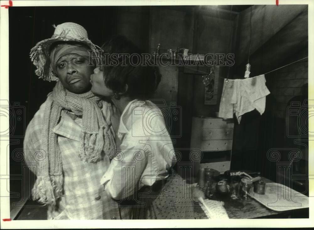 1986 Press Photo Scene from Houston's Ensemble Theater production "Henrietta"- Historic Images
