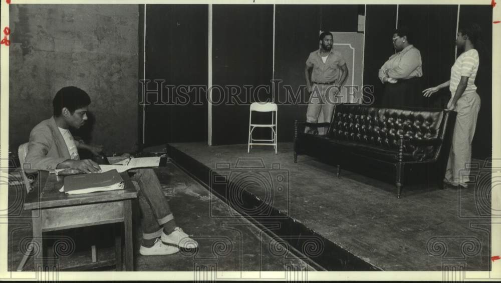 1982 Press Photo George Hawkins at Ensemble Theater Rehearsal in Houston- Historic Images