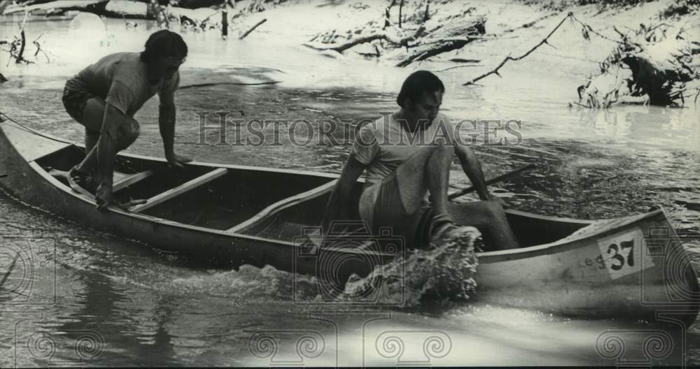 1971 Press Photo Couple starts out in Houston Canoe Club race - hca67487