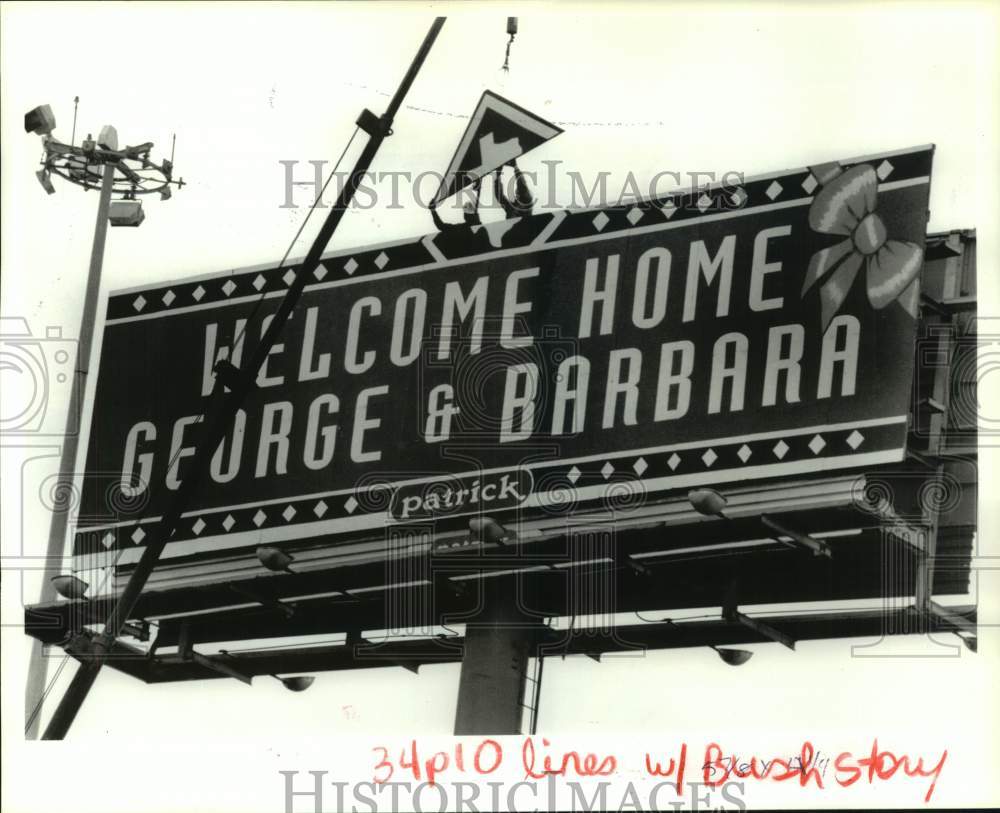 1993 Press Photo Men erect &quot;Welcome Home&quot; billboard for George &amp; Barbara Bush- Historic Images