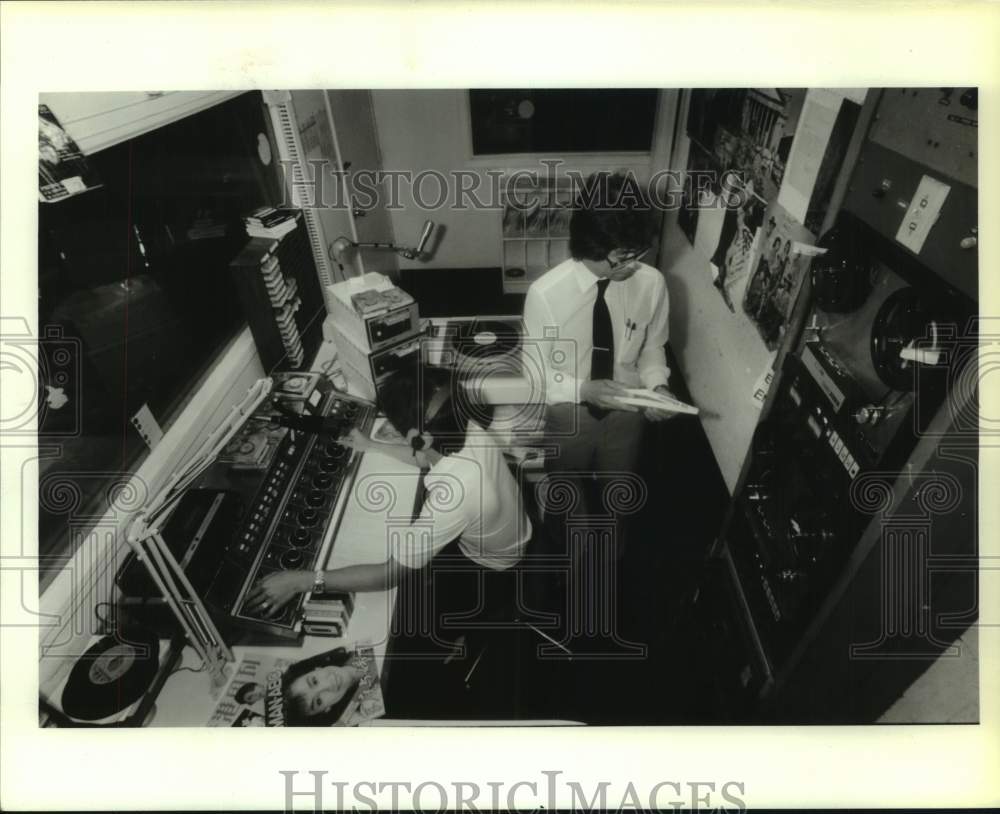 1986 Press Photo Chuck Peng broadcasts in Chinese on KLVL Houston - hca67624- Historic Images