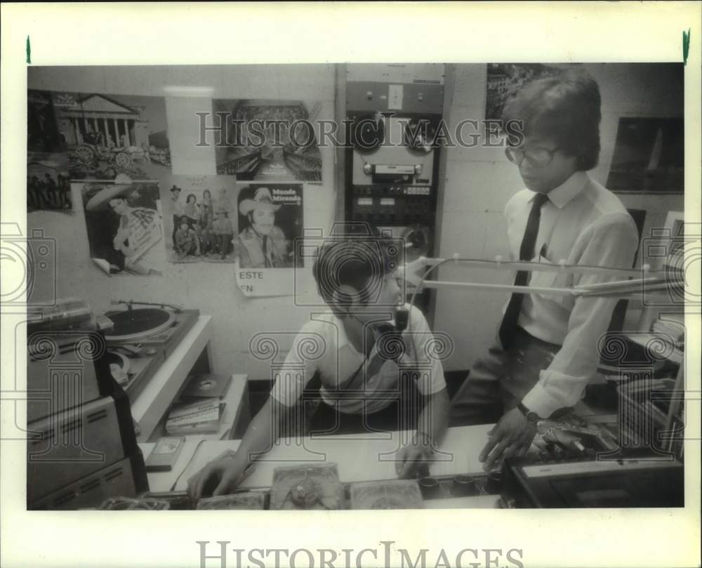1986 Press Photo Chuck Peng, Darren Chang, KLVL Chinese Broadcast, Houston- Historic Images