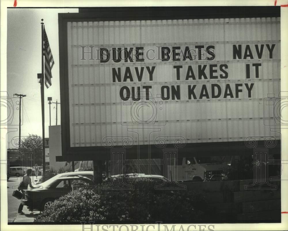 1986 Press Photo Houston Sign- &quot;Duke Beats Navy. Navy Takes It Out On Kadafy&quot;- Historic Images