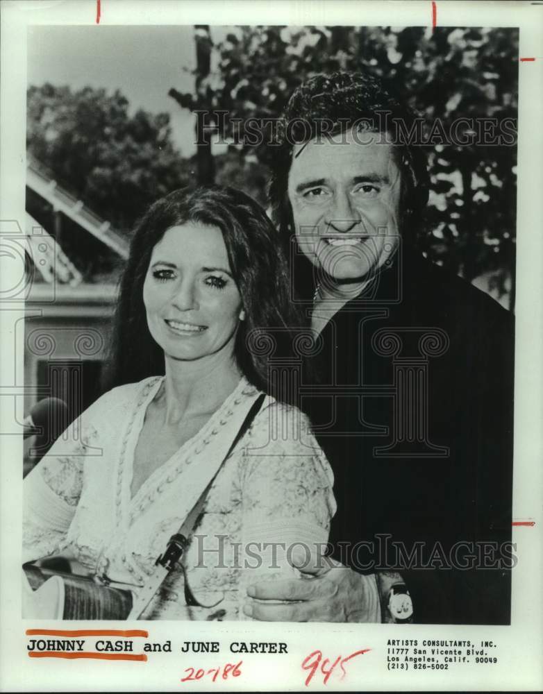 1982 Press Photo Performers Johnny Cash and June Carter Cash - hca67688- Historic Images