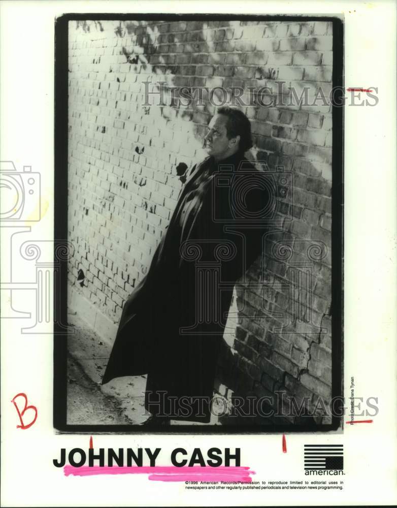 1996 Press Photo Singer Johnny Cash Leans on Brick Wall - hca67691- Historic Images