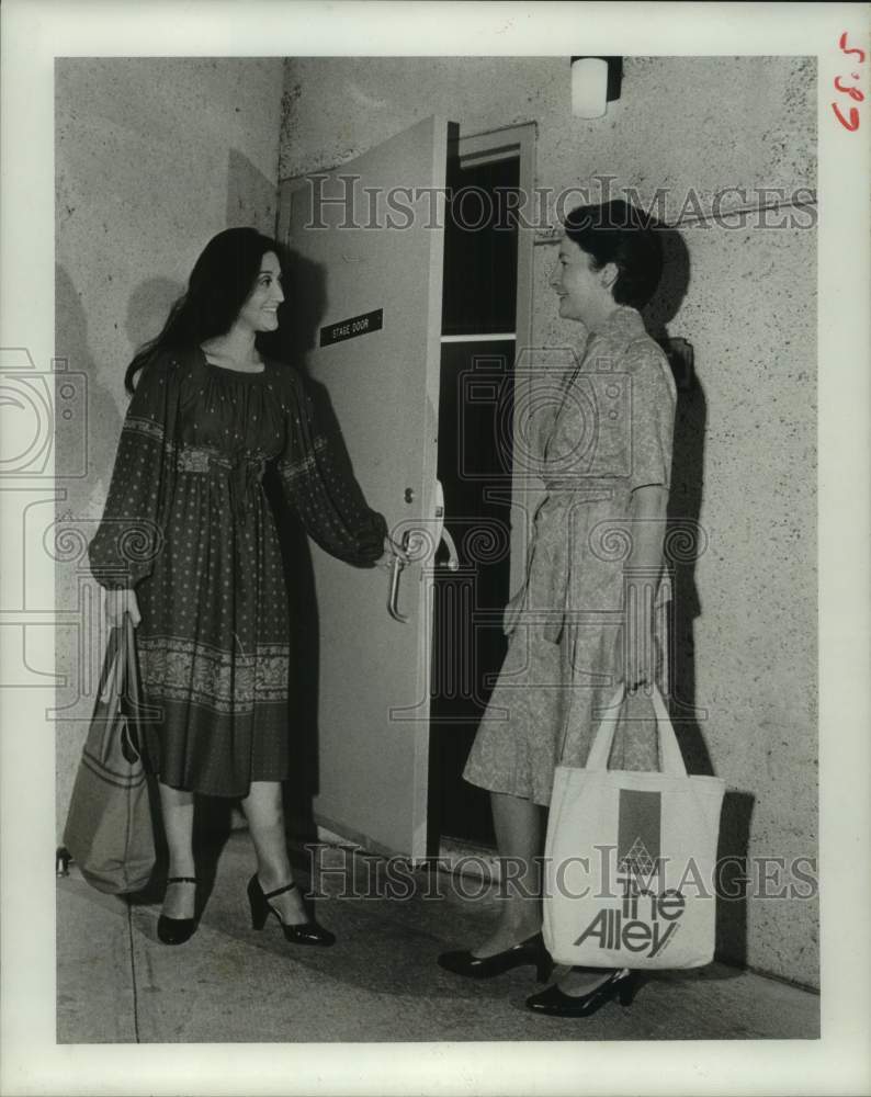 1977 Press Photo Actresses Diana Barrington and Paulina Flanagan, Alley Theater- Historic Images