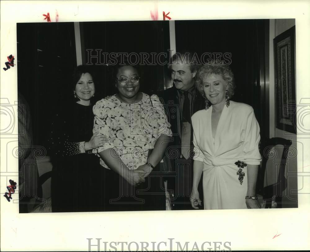 1989 Press Photo Reporter Elma Barrera Congratulates Accompanist Sandra Rivers- Historic Images