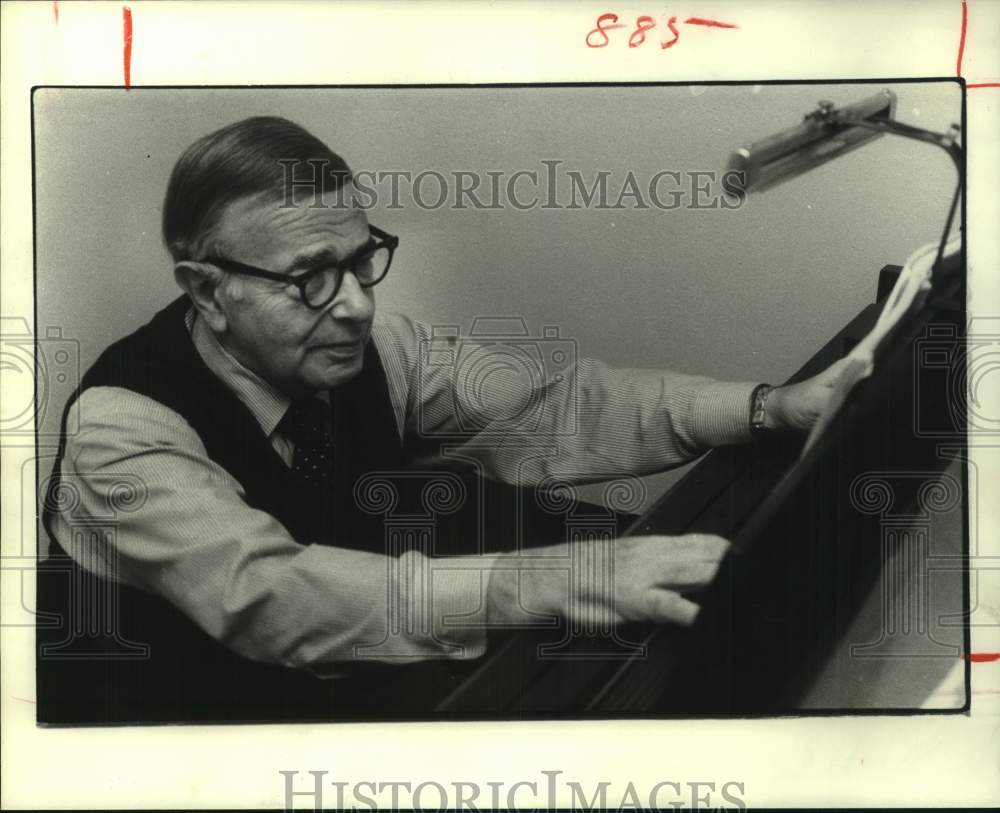 1980 Press Photo Maestro Edward Bing at Houston Grand Opera in Houston- Historic Images