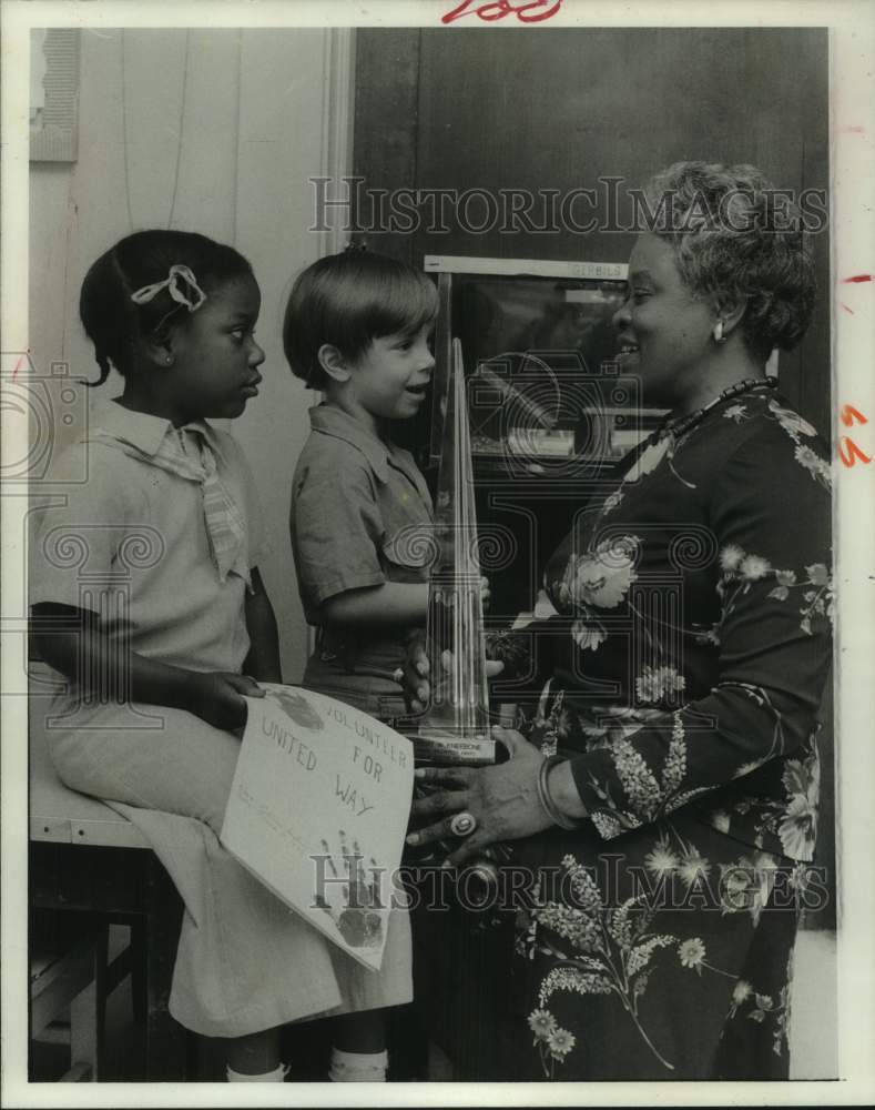 1977 Press Photo Lillian Bastine with Children at United Fund Center, Houston