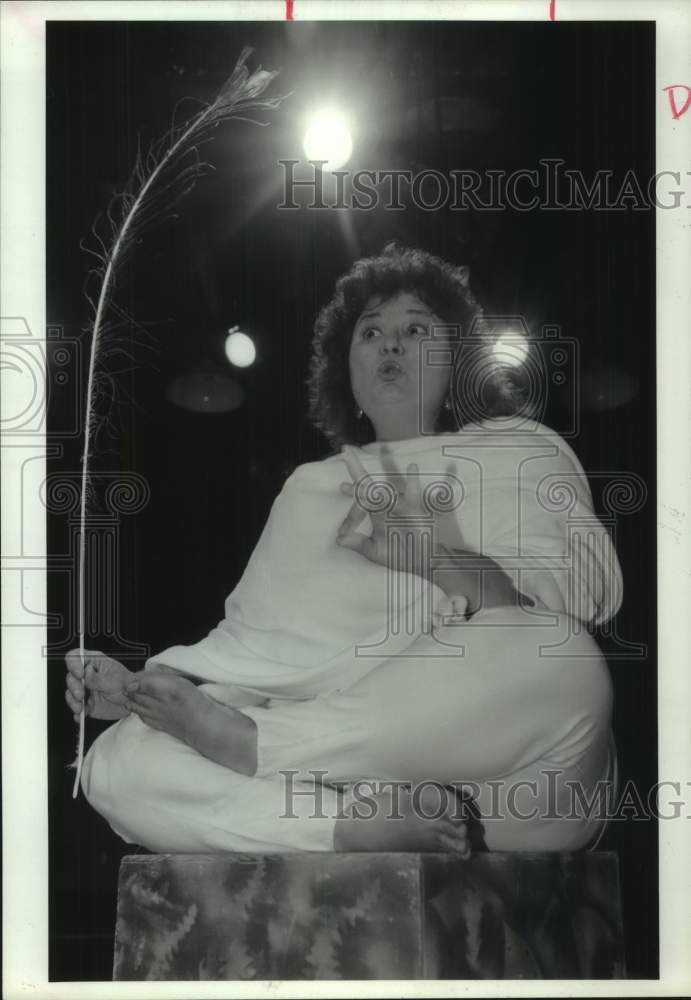 1993 Press Photo Comedian Marianne Pendino performs Solo at Main Street Theater- Historic Images