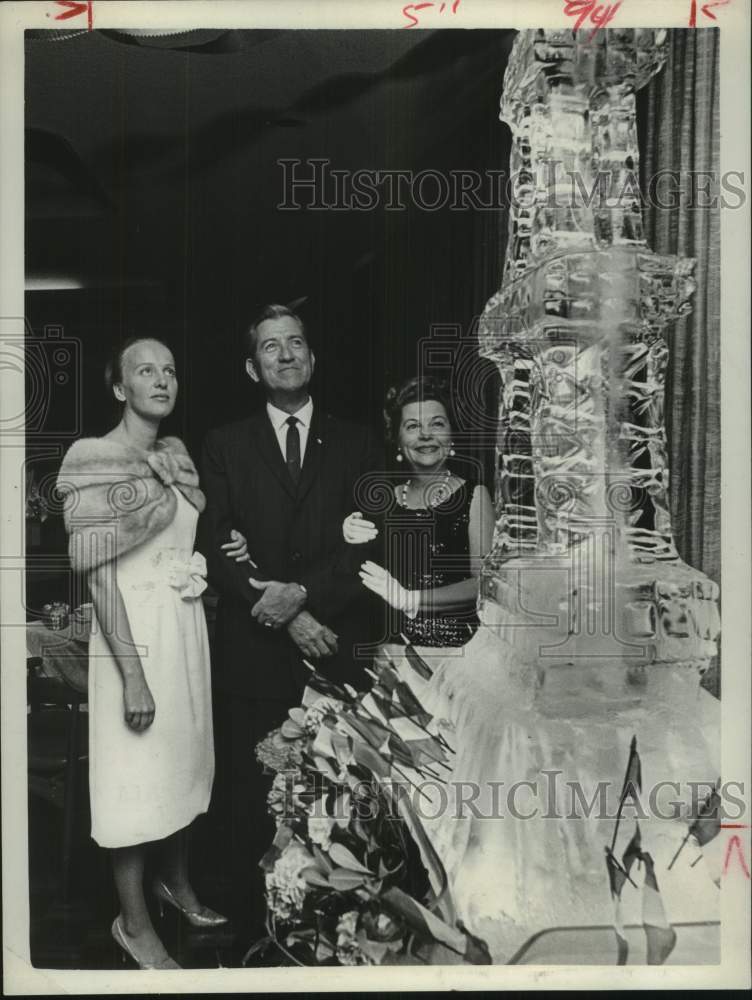 1965 Press Photo Mrs. Yves Rodrigues, Mr. and Mrs. Desmond Barry, Houston, Texas
