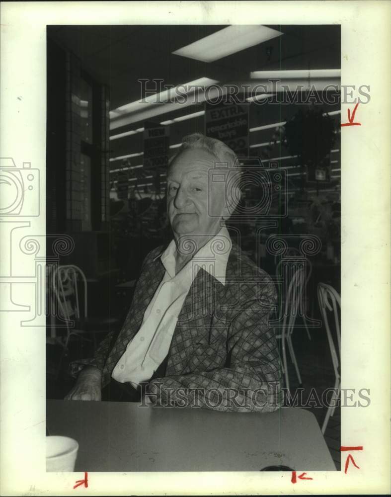 1985 Press Photo Bob "Bozo" Bishop, Professional Clown, Rests in Houston, Texas- Historic Images