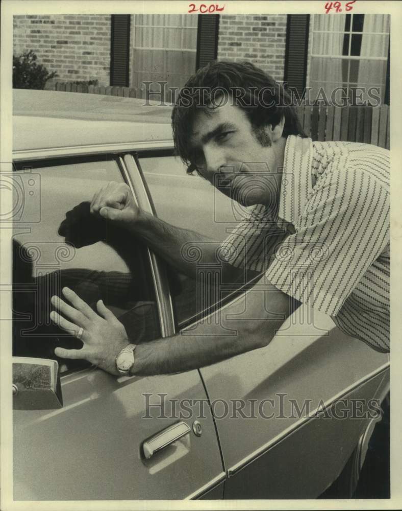 1974 Press Photo Gerald Barr Demonstrates Beating on Officer Rodriguez's Car