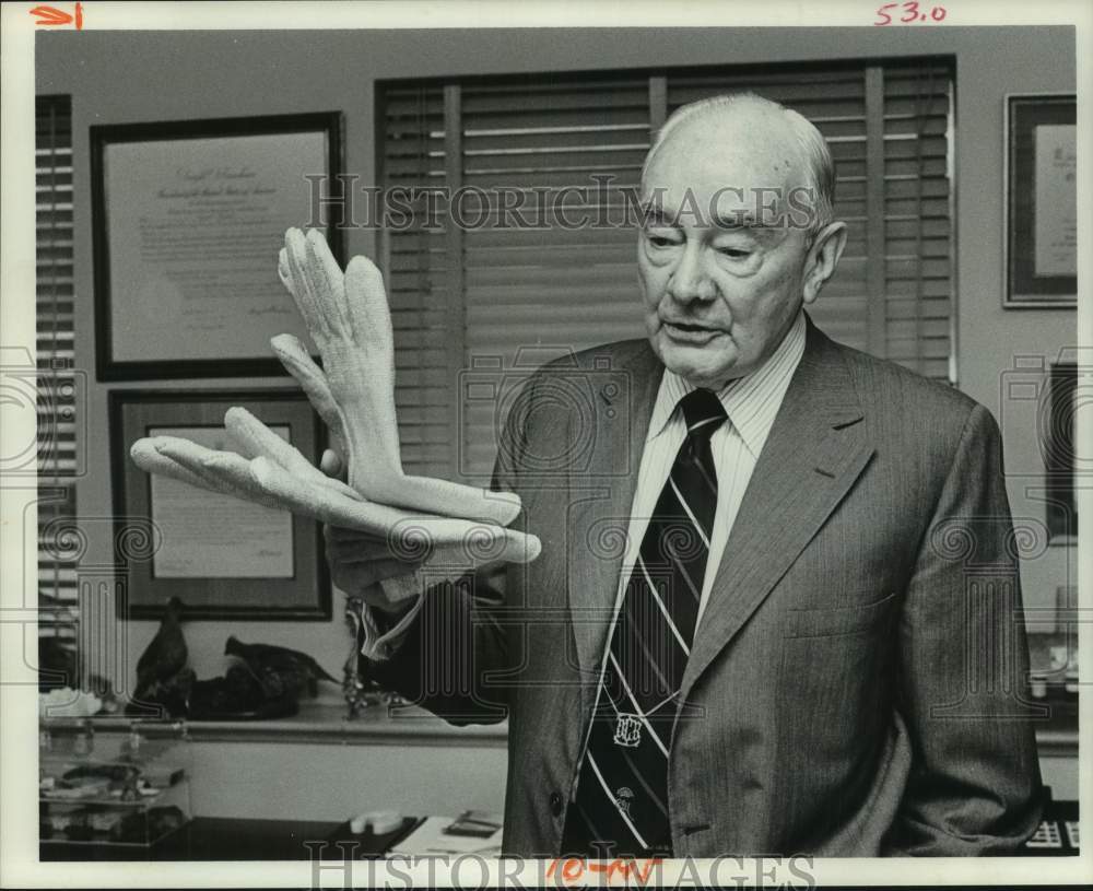 1976 Press Photo Oilman-Financier-Entreprenuer David C. Bintliff Holds Gloves