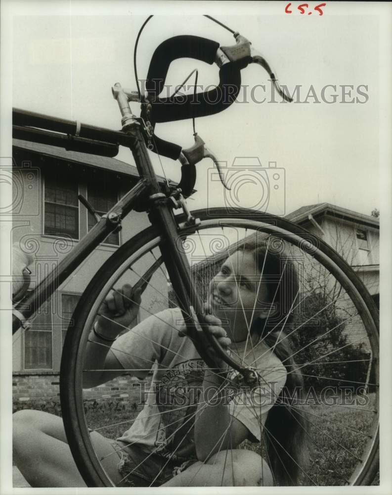 1978 Press Photo Bobbie Ann Boland Adjusts Her Bike Brake for Bike Marathon