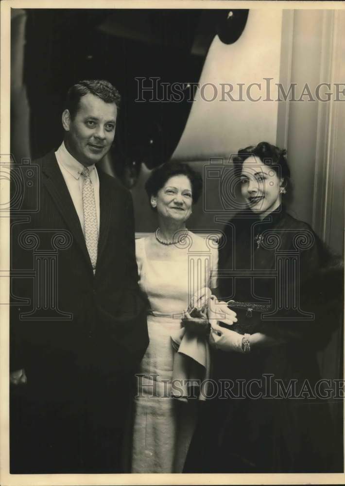1957 Press Photo John Beck, Miss Carrie Frank and Mrs. John Beck at horse show