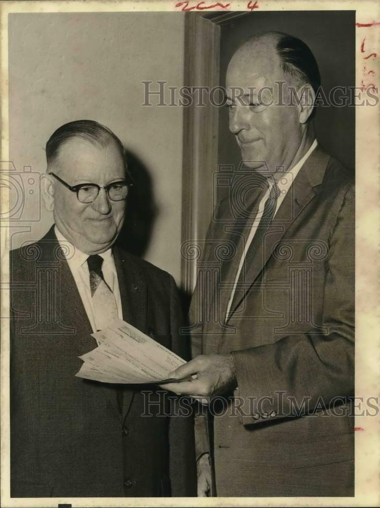 1957 Press Photo Henry Mudd of Southwestern Bell and Tax Assessor Fred Ankenman