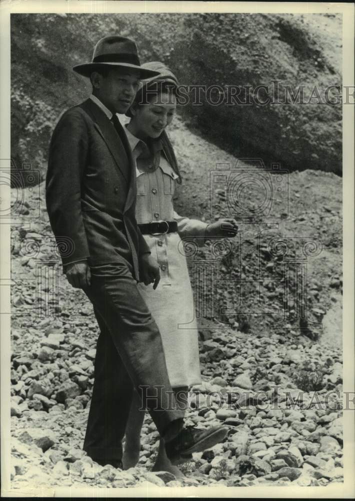 1971 Press Photo Prince Akihto of Japan with woman - hca73287