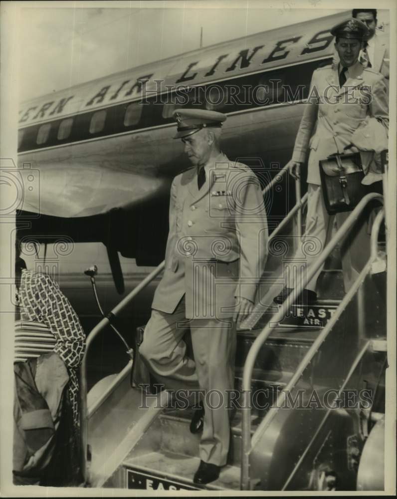 1952 Press Photo Army General Omar N. Bradley arrives in Houston by plane