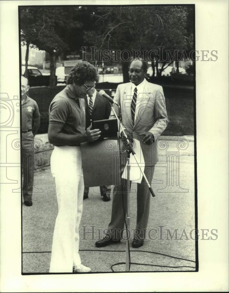 1984 Press Photo LA Mayor Tom Bradley (r) &amp; Bill Bedford, LA Olympic Committee- Historic Images