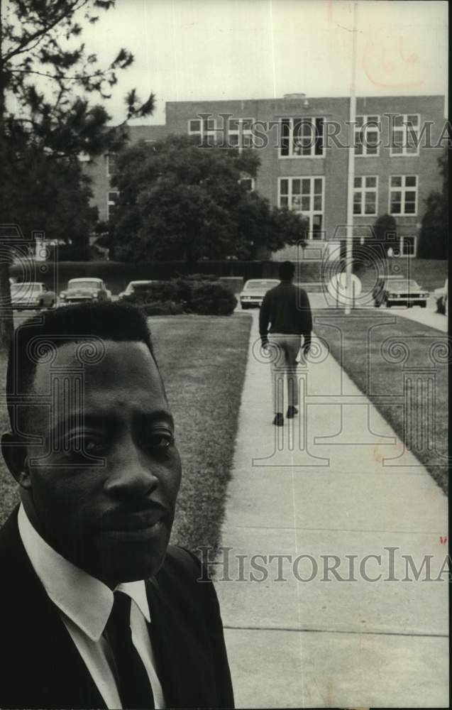 1969 Press Photo Samuel Booker, Outside Special Project Building, Prairie View