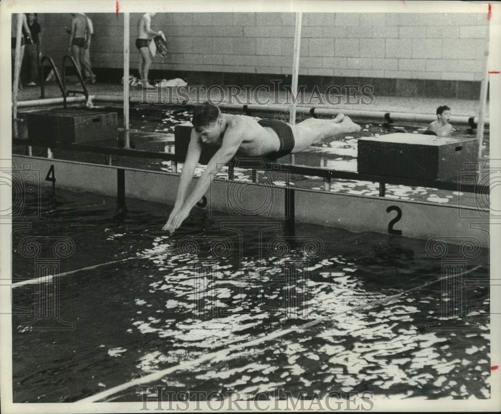 1963 Press Photo Kris Brown prepares for a race as he dives from the block.- Historic Images