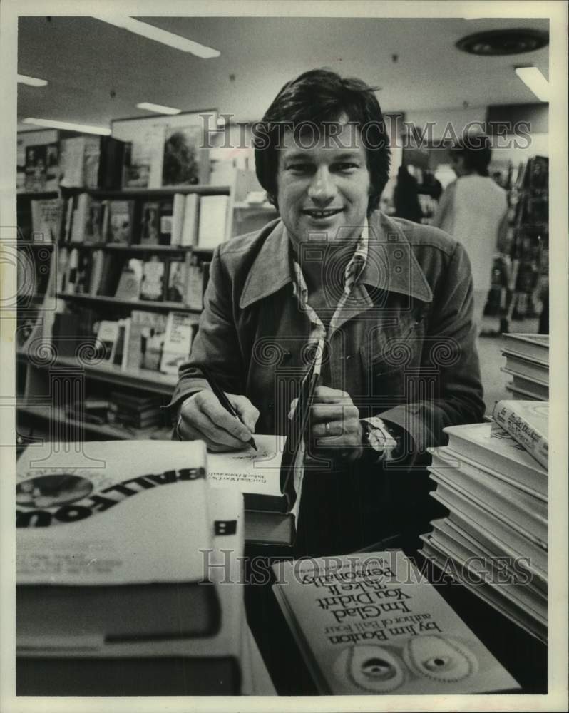 1971 Press Photo Professional Baseball Player Jim Bouton Autographs Book- Historic Images