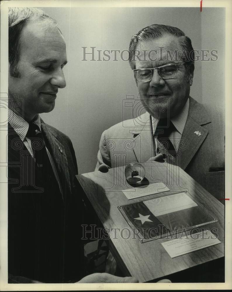 1974 Press Photo Astronaut Alan Bean presents Governor Dolph Briscoe with plaque