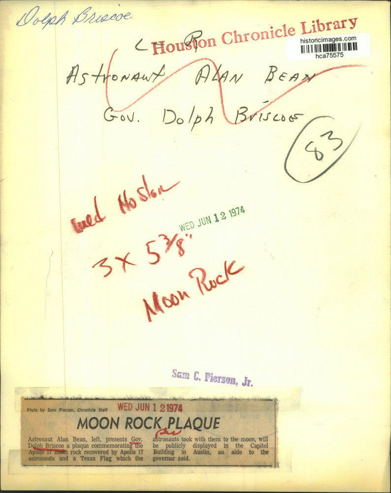 1974 Press Photo Astronaut Alan Bean presents Governor Dolph Briscoe with plaque