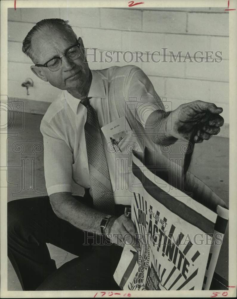 1971 Press Photo A. C. Bryan with bag of fertilizer - hca75759